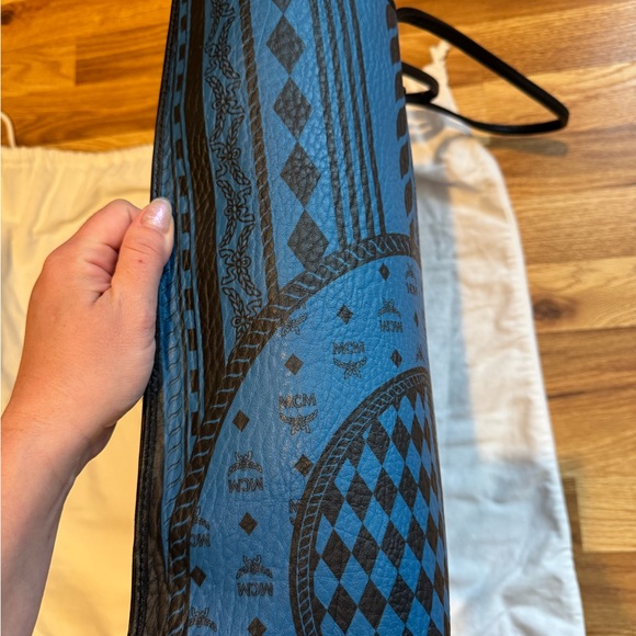 MCM Kira Baroque Print Tote l - Picture 5 of 9